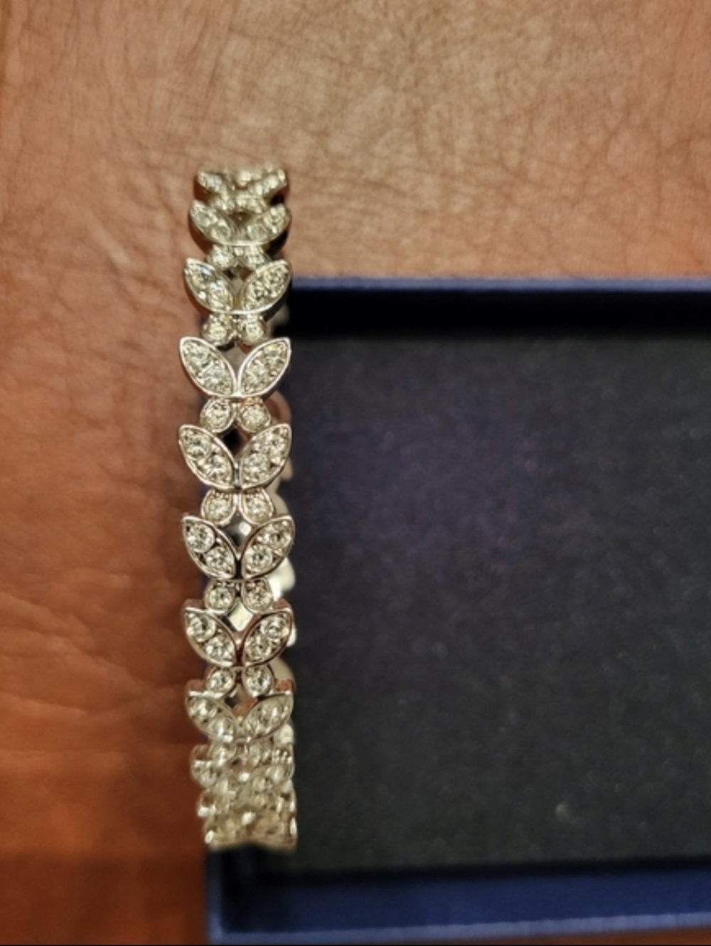 NWOT NIGHTINGALE PATTERN RHODIUM PLATED SWAROVSKI BRACELET!